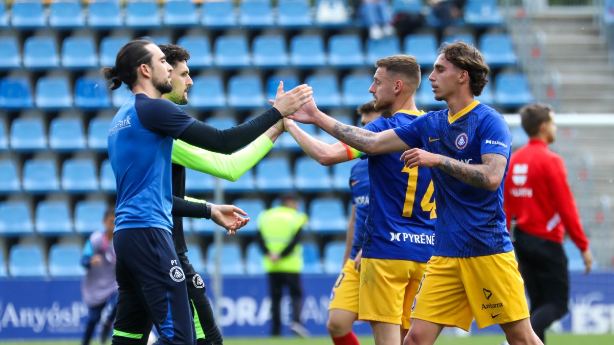 Els jugadors de l’FC Andorra celebrant el triomf contra el Burgos.