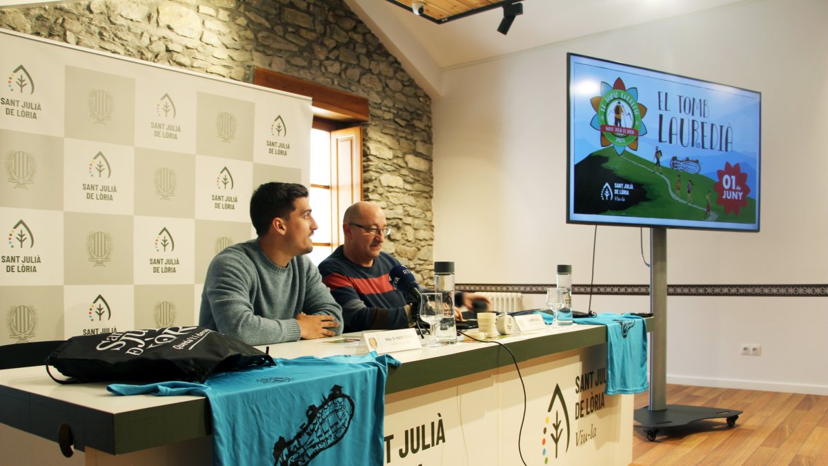 El conseller d'Esports del comú de Sant Julià de Lòria, Marc Ferré, i el cap d'Activitats d'Esports, Ramon Ibarz, durant la presentació de la nova edició del Tomb Lauredià.