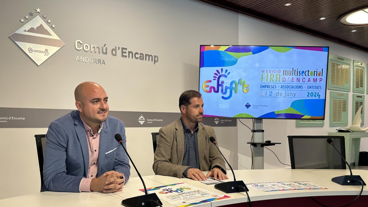 El cònsol menor d'Encamp, Xavier Fernàndez, i el conseller d'Esports i Reactivació Econòmica, Nino Marot, durant la presentació de l'Enfira't 2024.