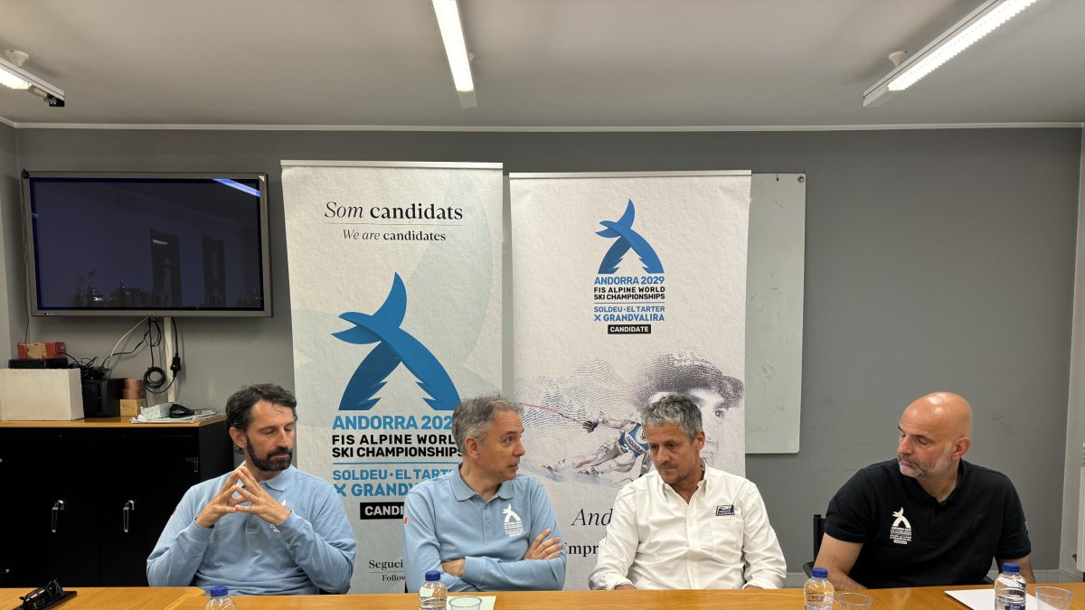 Santi López, David Hidalgo, Carles Visa i Marc Mitjana, a la seu de la FAE