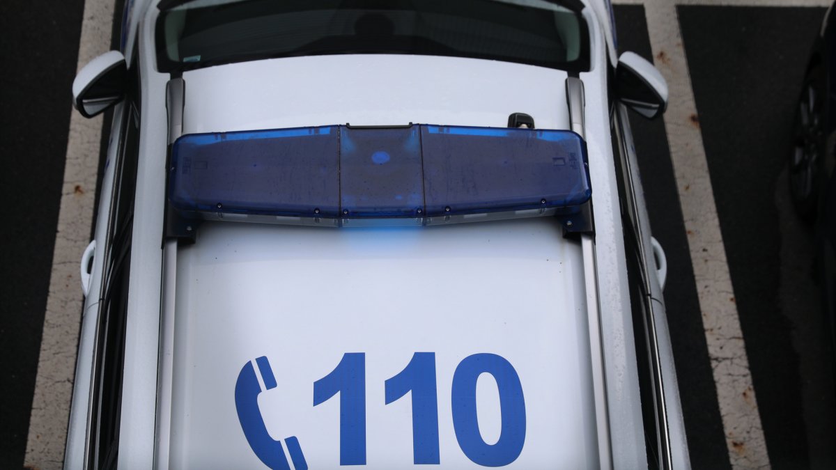 Un vehicle policial amb el número d’emergències al sostre.