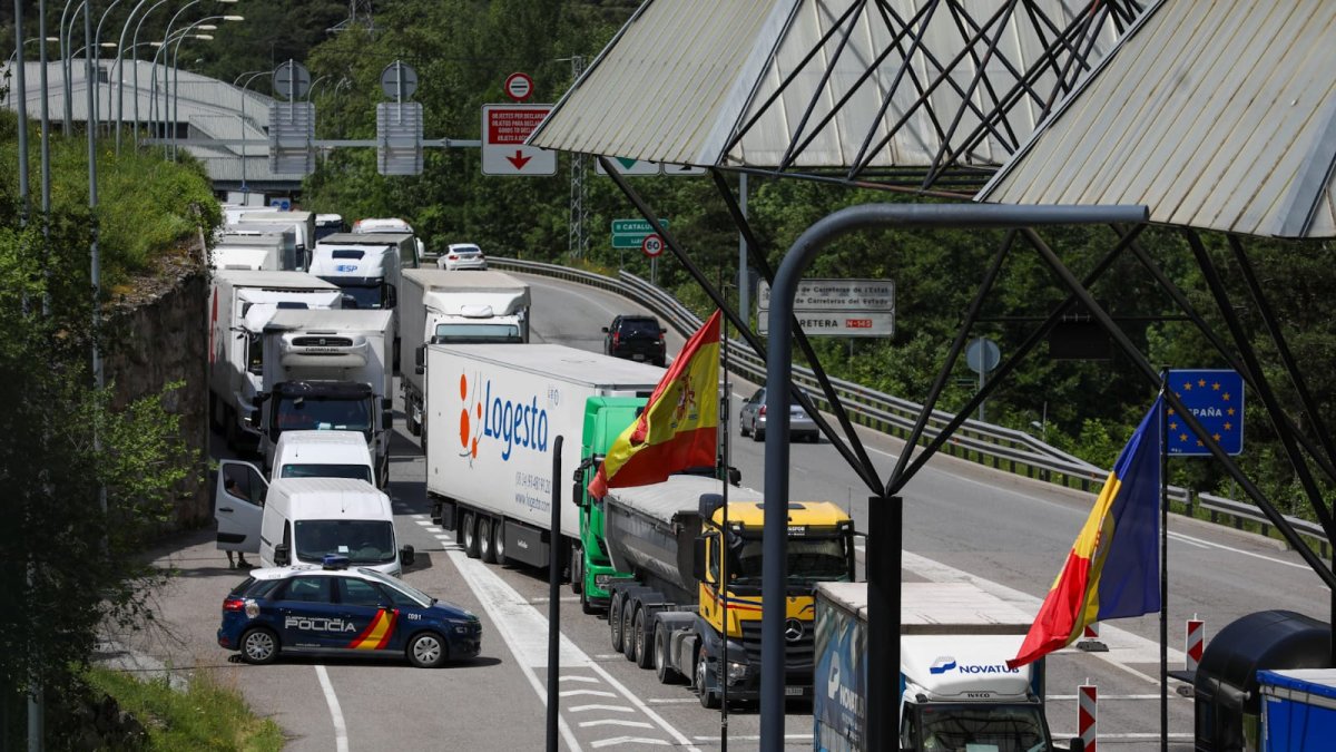 Desenes de camions esperant els tràmits duaners per entrar a Andorra
