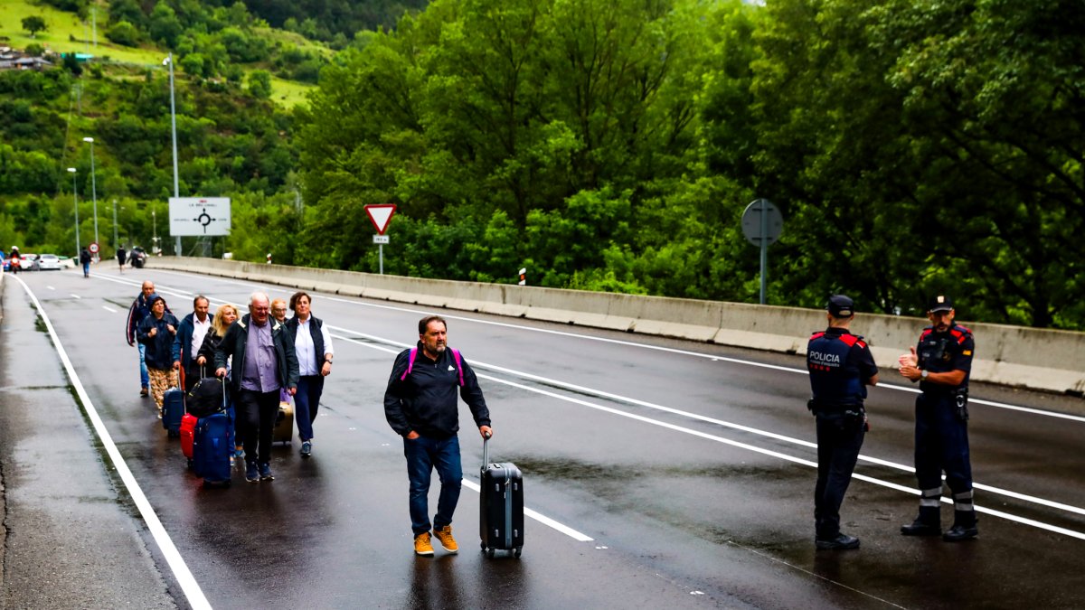 Algunes persones travessant a peu la frontera amb Espanya, dilluns.