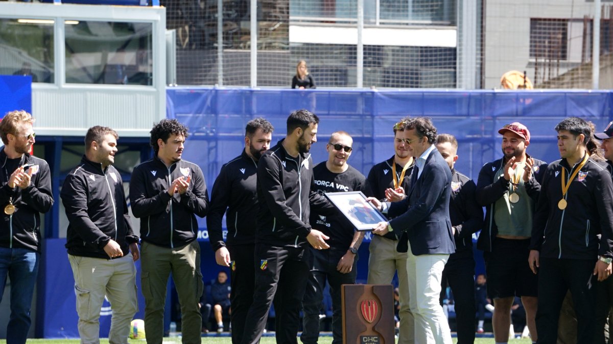 Homenatge de l’FC Andorra al VPC després de guanyar la lliga de la temporada 2022-2023.