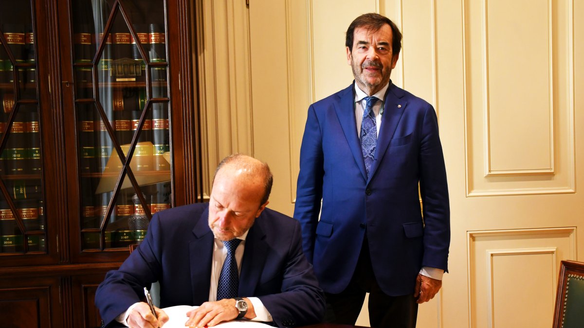Signatura de l’acord a Madrid.