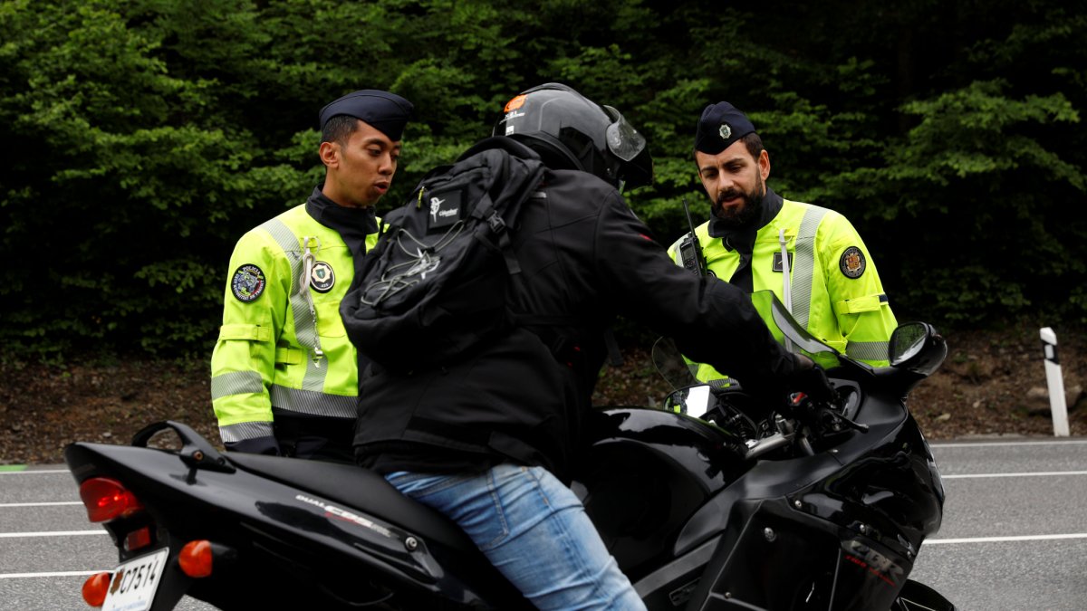 La policia revisant una motocicleta.