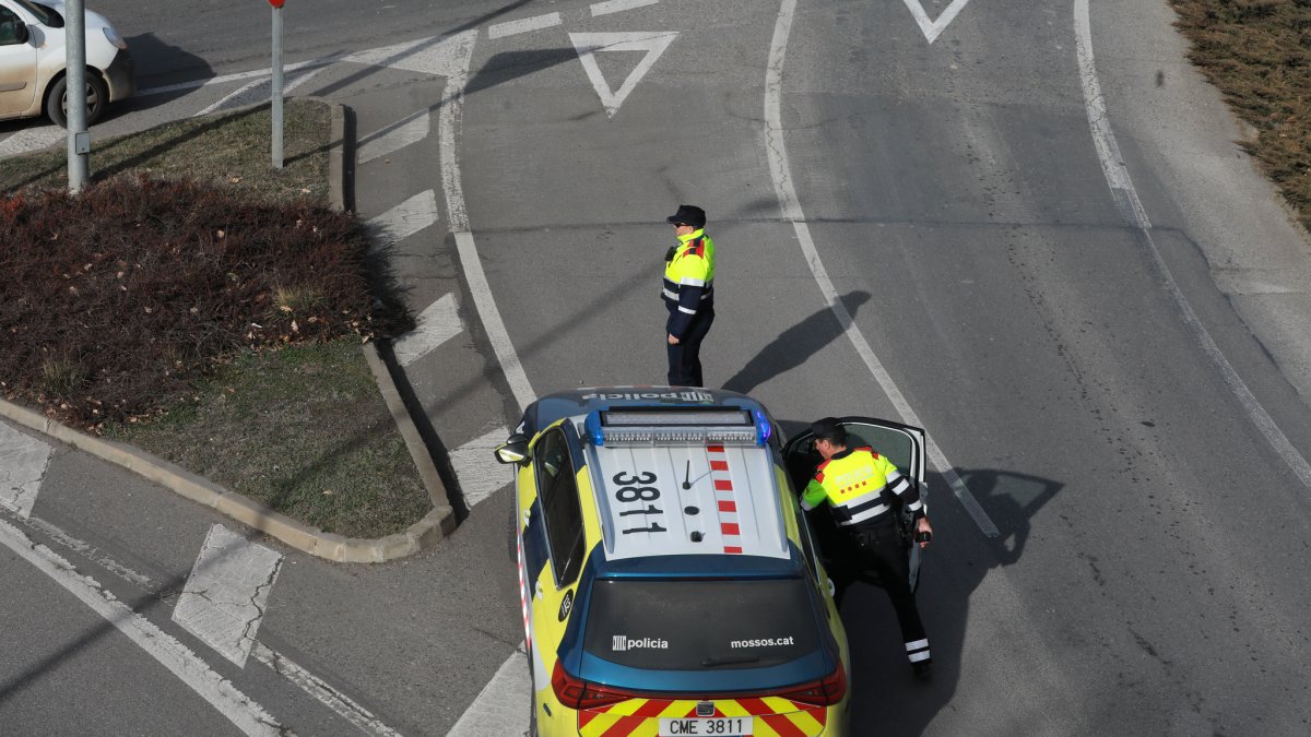 Un vehicle dels Mossos a la rotonda abans de la frontera amb Andorra.