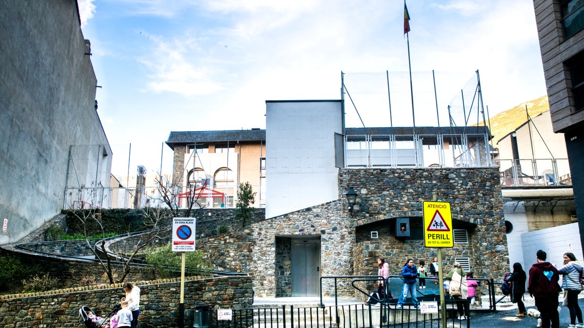 L’exterior de l’escola laurediana.