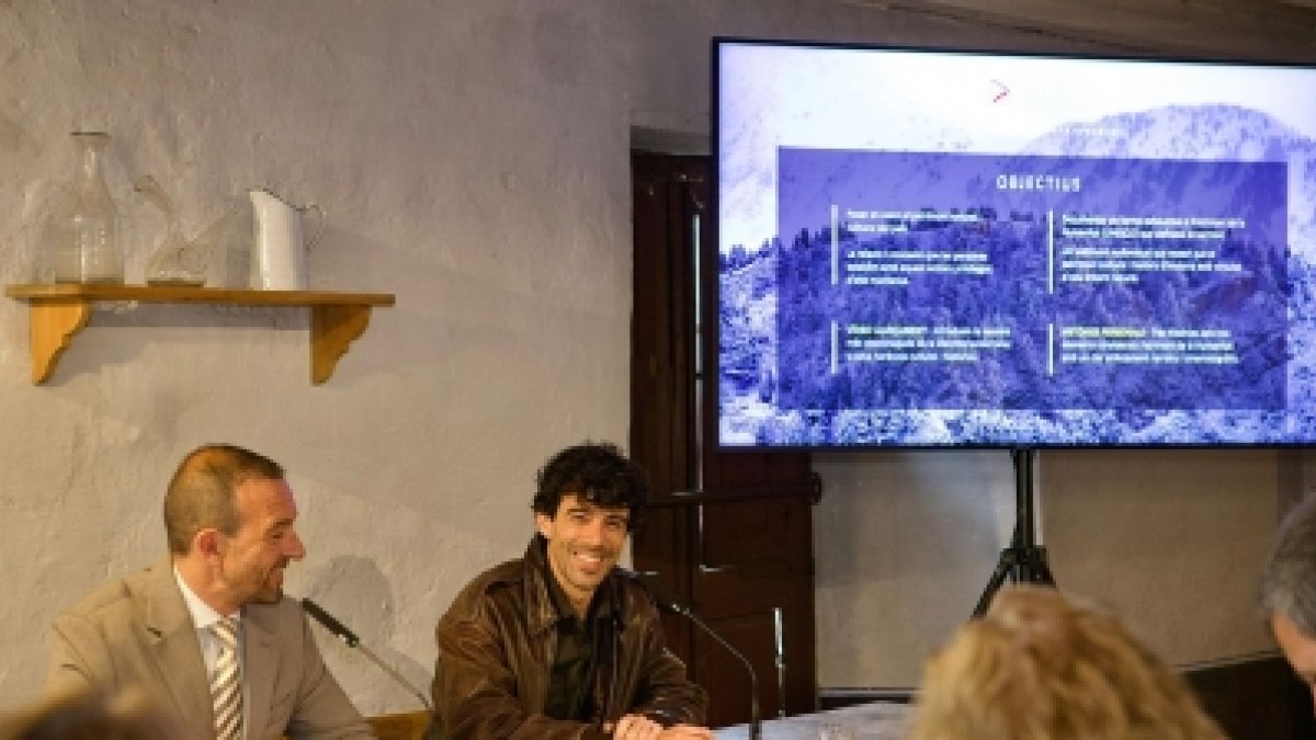 El ministre de Turisme i Comerç, Jordi Torres, i Javier Corso, de National Geographic.