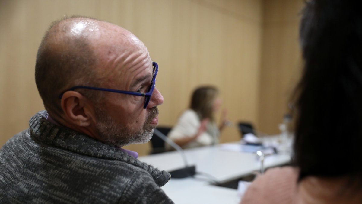 Gabriel Ubach, en una reunió del CES amb Marsol al fons.