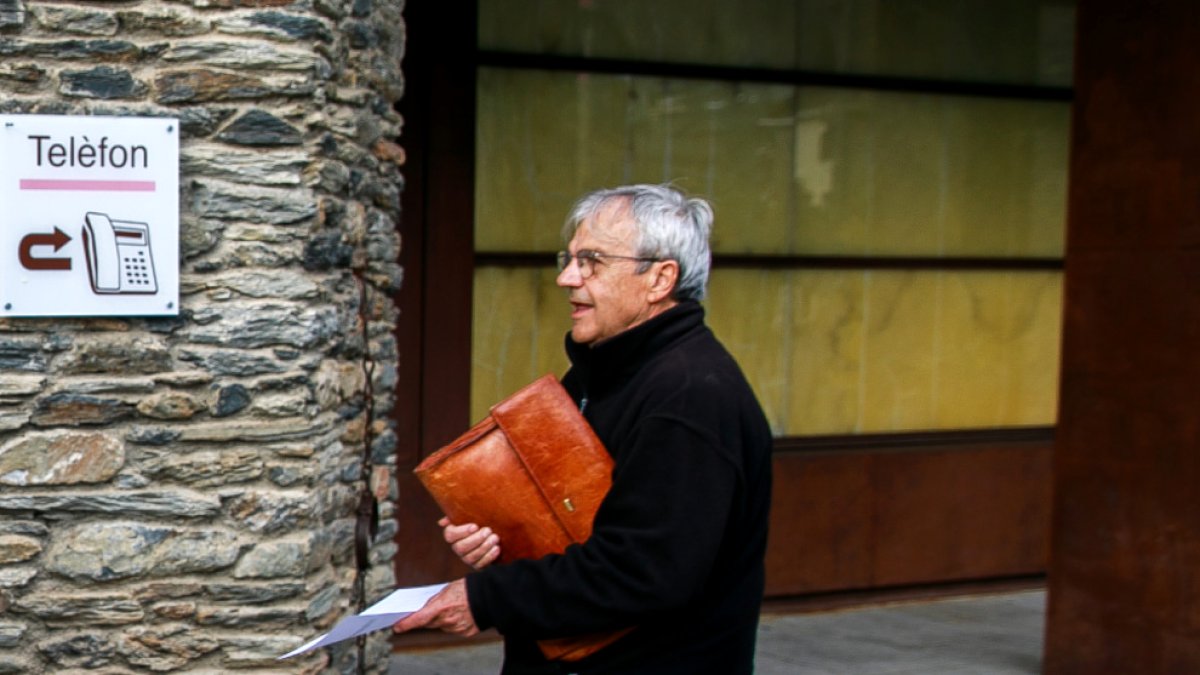 El president de l’APTA, Josep Duró, sortint del comú d’Ordino després d’una reunió.