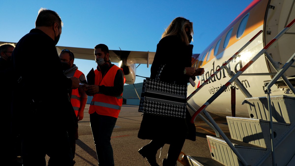 Passatgers accedint a l’avió rumb a Madrid.