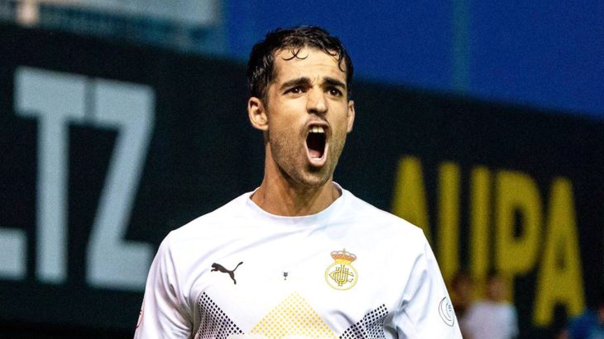 Alberto Solís celebra un dels seus 12 gols.