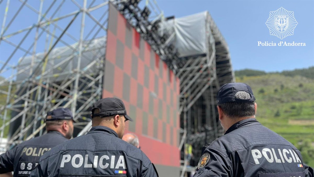 Tres agents de la policia ahir al Tarter.