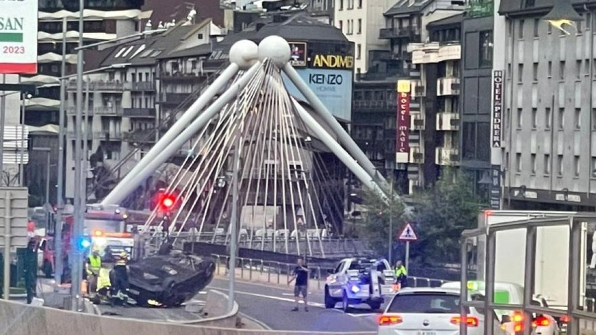 Vehicle volcat a l'Avinguda Consell d'Europa