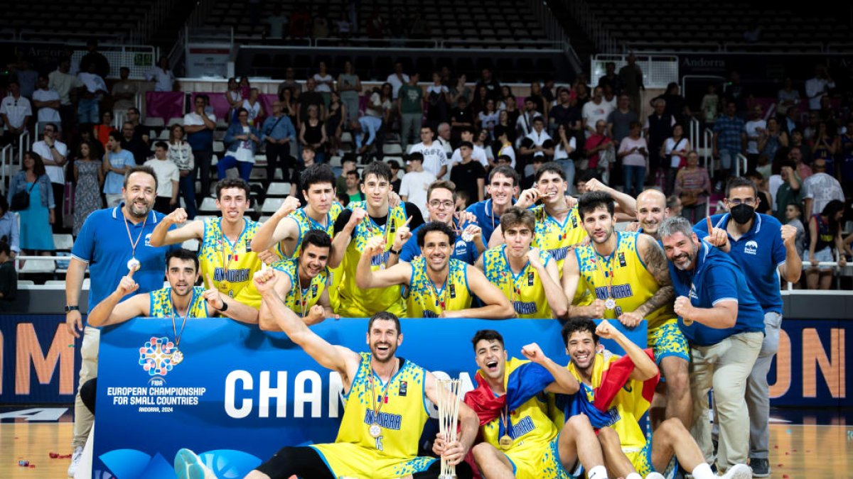 Celebració del triomf a la final de l’europeu dels Petits Estats de bàsquet.