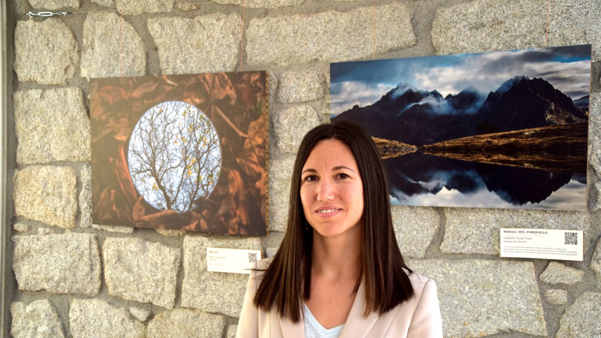 La directora de Sostenibilitat, Comunicació i Clientela de FEDA, Nerea Moreno, davant dues fotografies de la primera edició.