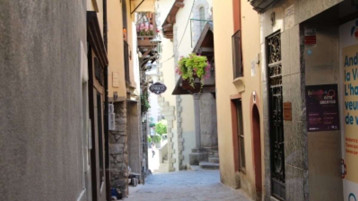 El carrer de la Vall, i a la dret el local on s'ubicarà el nou punt d'informació turística.