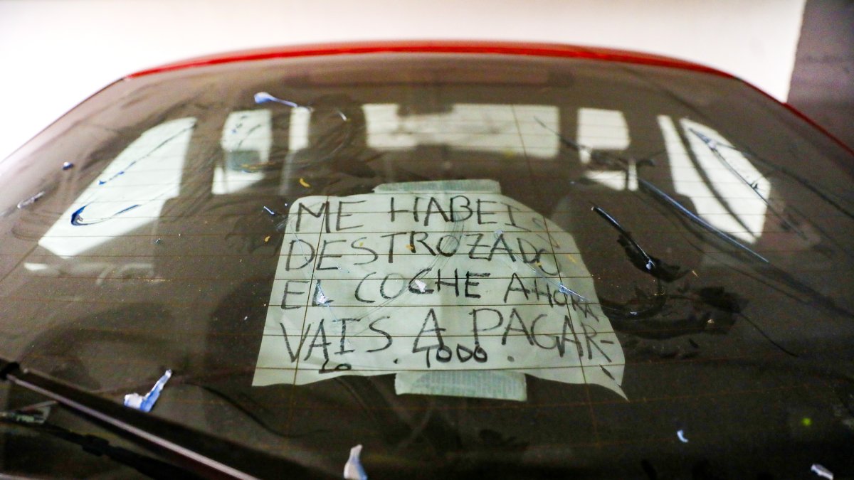 Un cartell escrit pel propietari d’un cotxe destrossat.