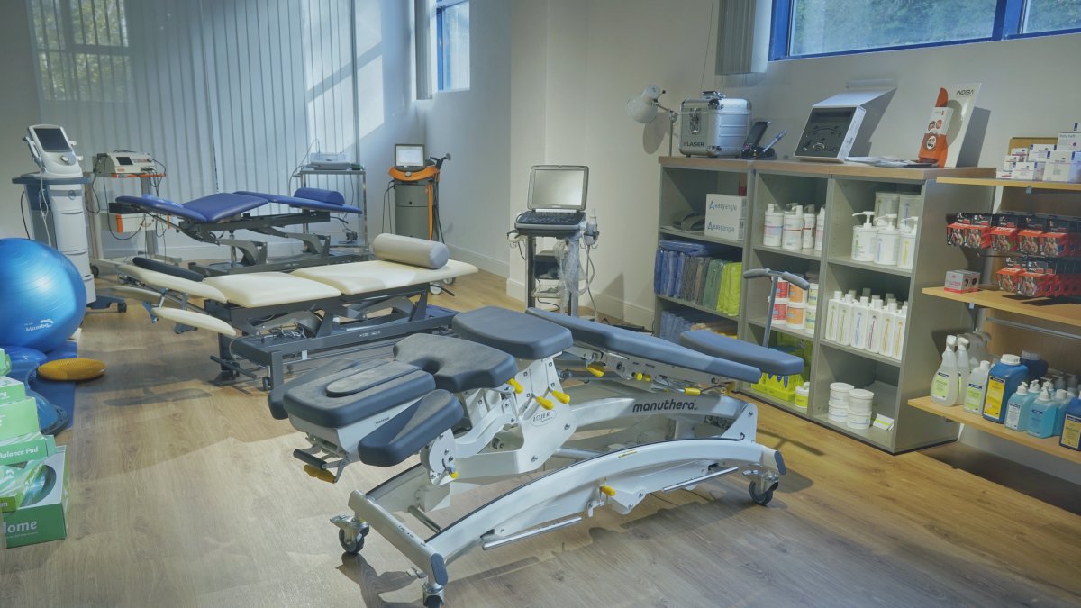 La sala d’un fisioterapeuta amb equipaments.