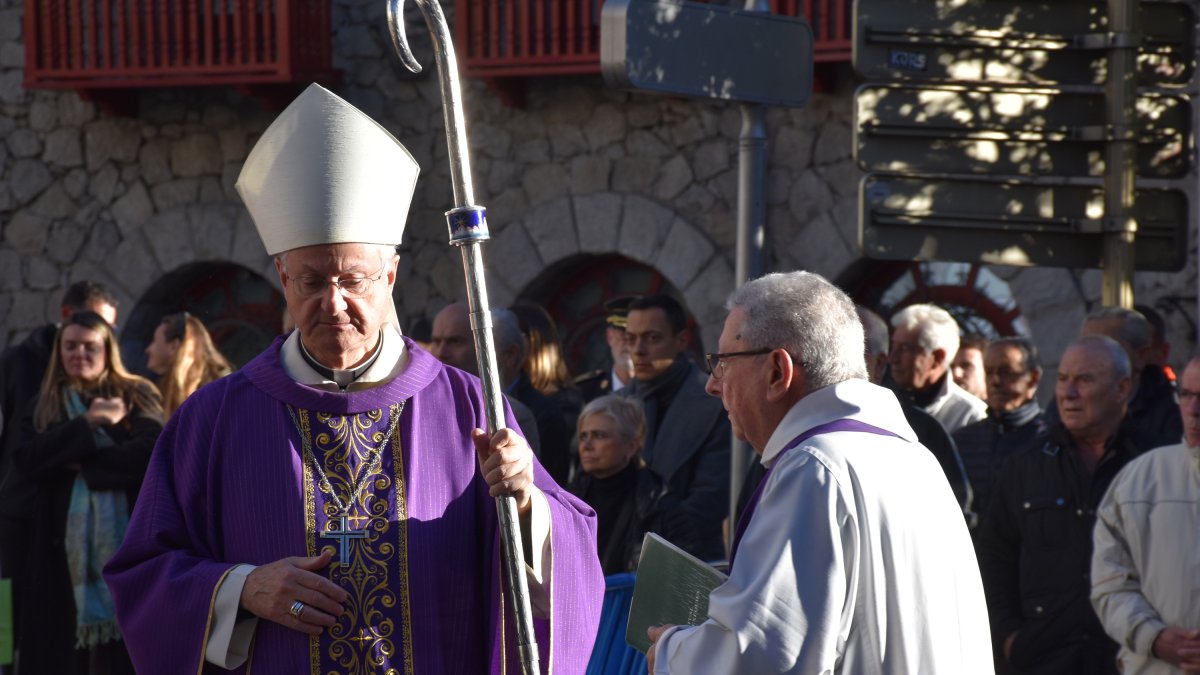 L'arquebisbe-bisbe d'Urgell, Joan-Enric Vives, amb mossèn Jaume Soy.