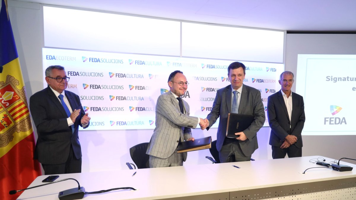 Xavier Espot i Luc Rémont van signar ahir a la central de FEDA la renovació del protocol de col·laboració.