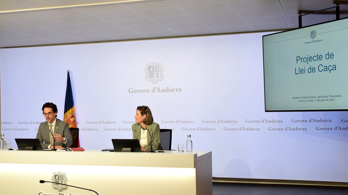El ministre de Medi Ambient, Agricultura i Ramaderia, Guillem Casal, i la directora del departament de Medi Ambient i Sostenibilitat, Sílvia Ferrer, durant la roda de premsa d'aquest dijous.