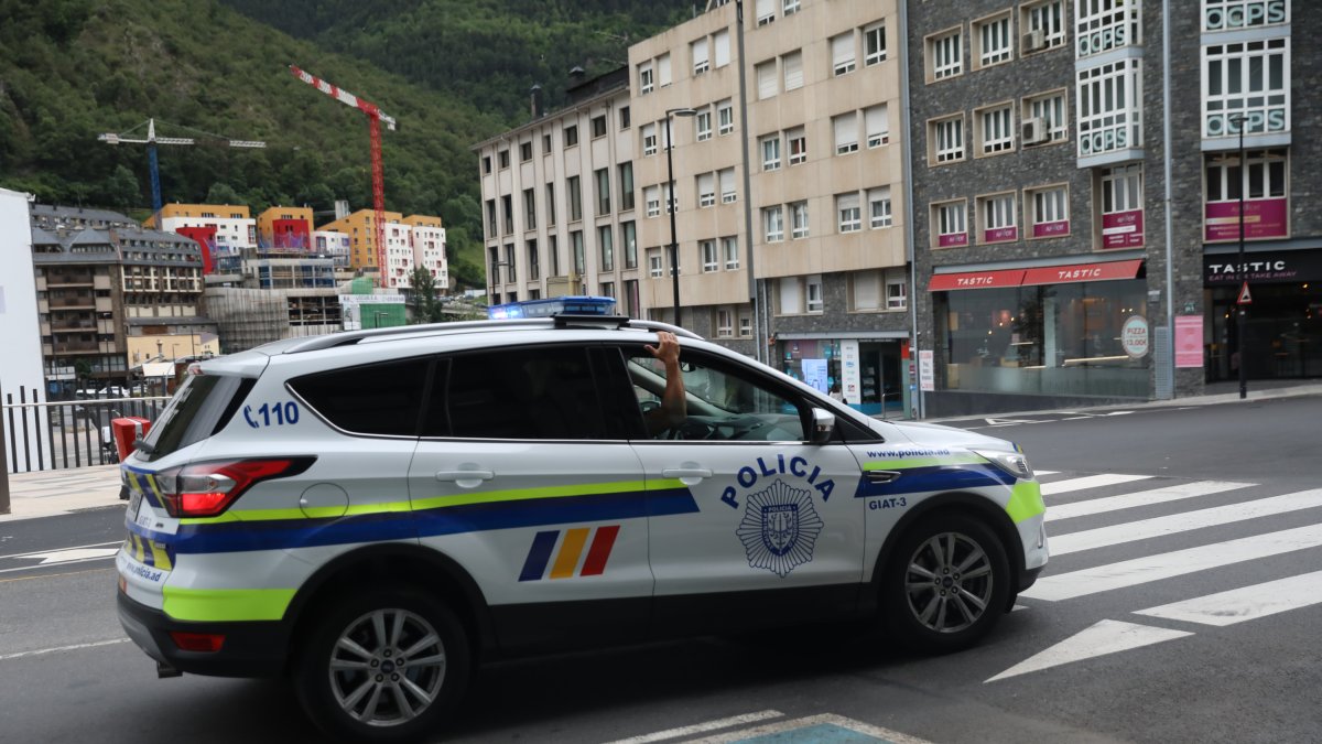 Un vehícle de policía a carrer Prat de la Creu