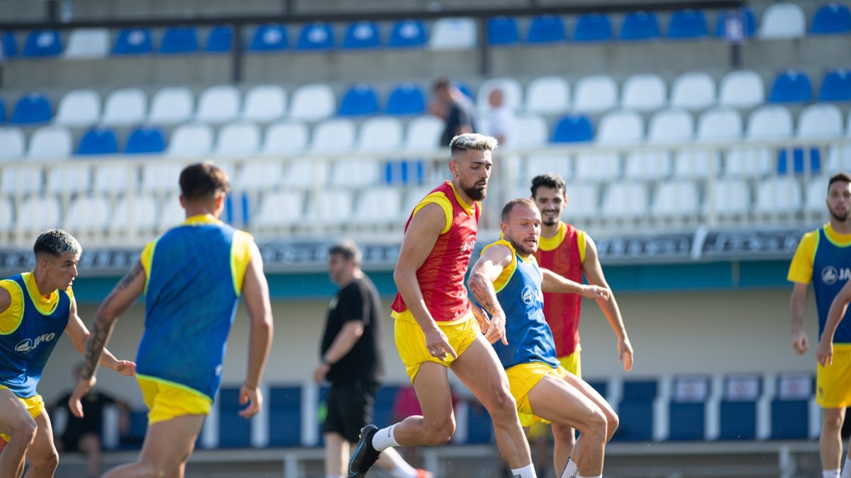 Els jugadors de la UE Santa Coloma a l’entrenament d’ahir a Kosovo.
