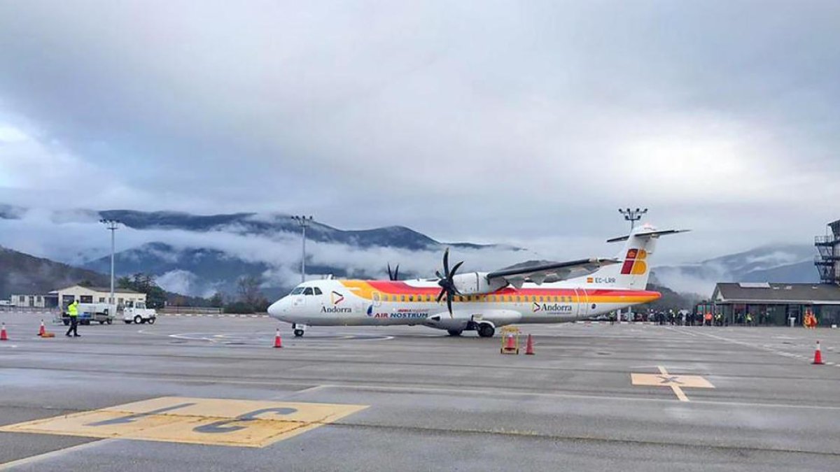 Un avió a l’aeroport d’Andorra-la Seu.