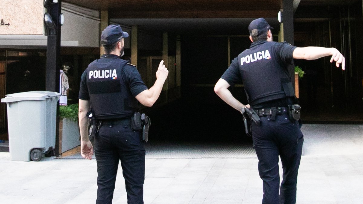 Dos agents de la policia.