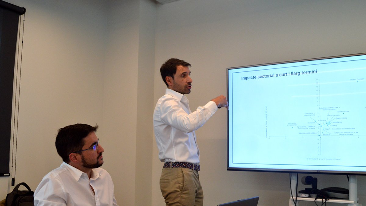 Els experts Pablo Tucat i Jorge Díaz, de peu, durant la presentació a la premsa