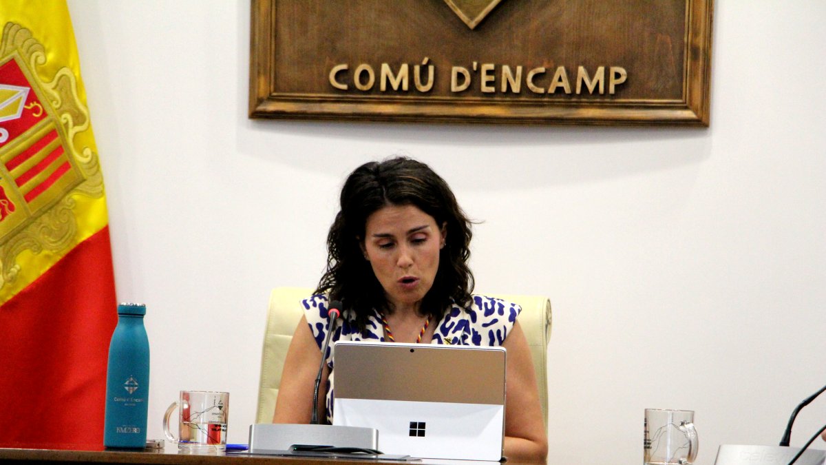 La cònsol major, Laura Mas, durant la sessió de consell.