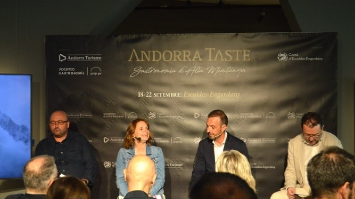 La cònsol major d'Escaldes-Engordany, Rosa Gili; el ministre de Turisme i Comerç, Jordi Torres, i el gerent d'Andorra Turisme, Betim Budzaku, durant la presentació de l'Andorra Taste.