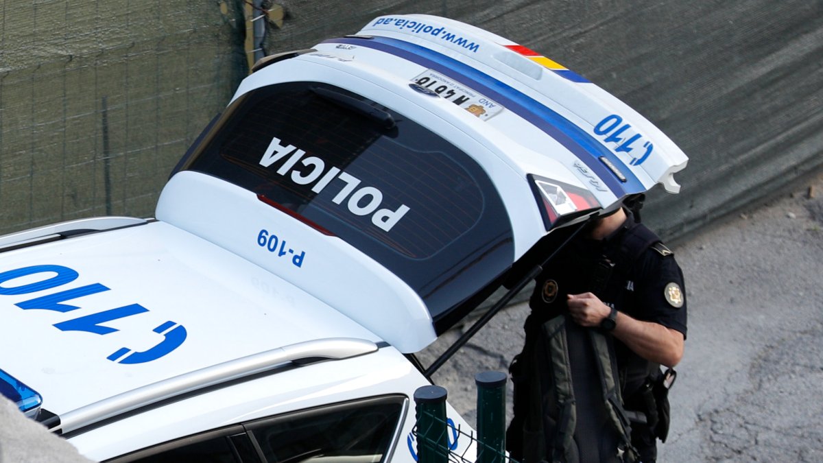 Un agent en un vehicle de la policia.