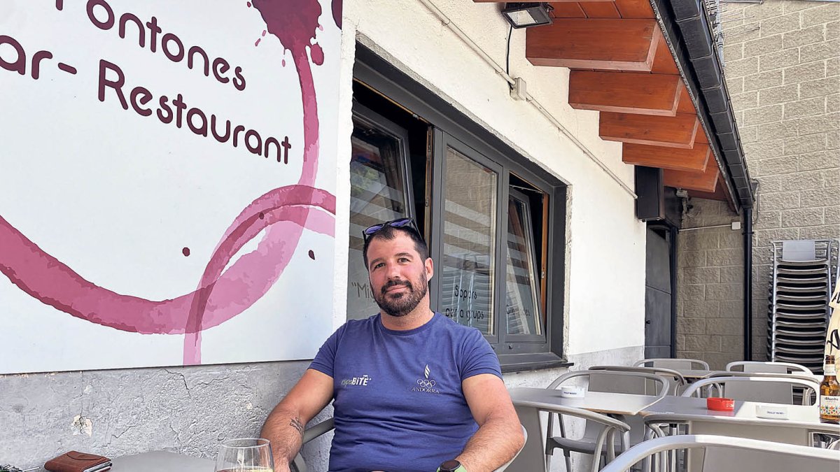 Dani Garcia assegut a la terrassa del Bar Pontones, a Santa Coloma.