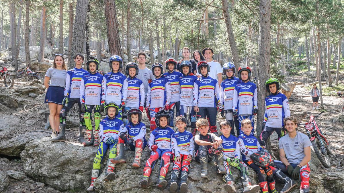 Els joves del Trial Summer Camp amb alguns dels pilots convidats.