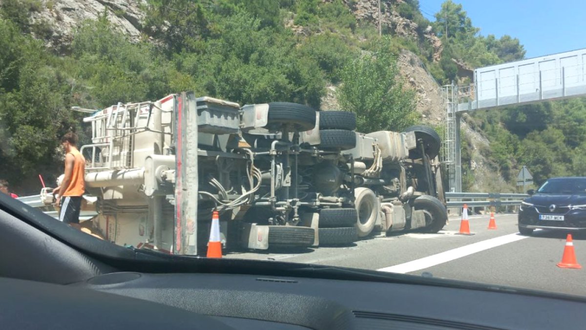 El camió accidentat.