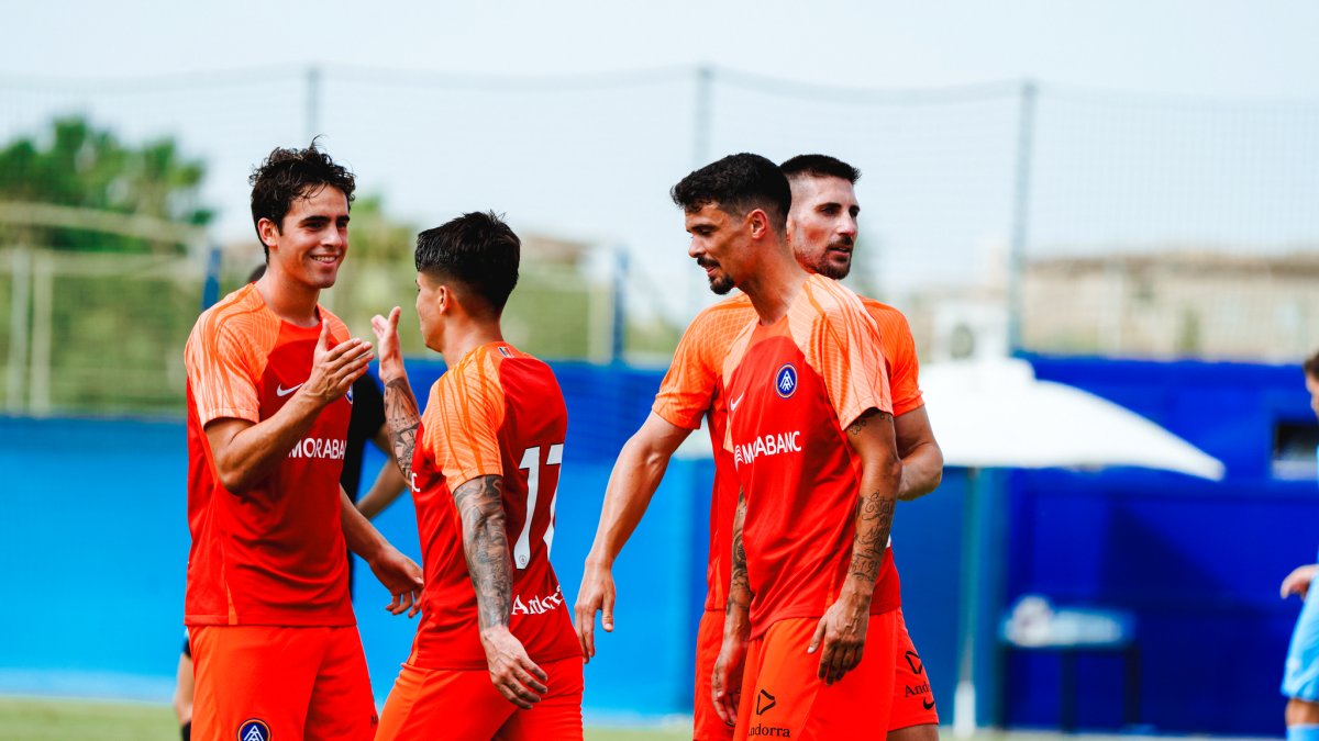 Els jugadors de l’FC Andorra celebren el segon gol, de Juanda Fuentes, ahir.