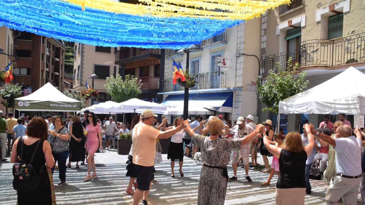 Ballada de sardanes a la plaça.