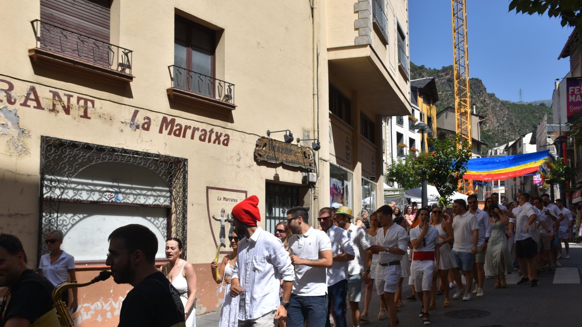 Les parelles durant la tradicional passa de Sant Julià de Lòria.