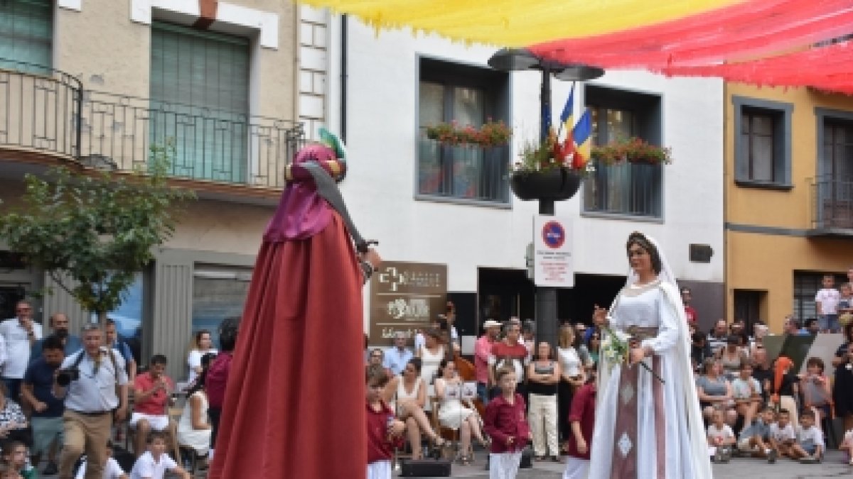 Un instant del Ball dels Gegants i Gegantons de Sant Julià de Lòria amb la Colla de Geganters de la parròquia.