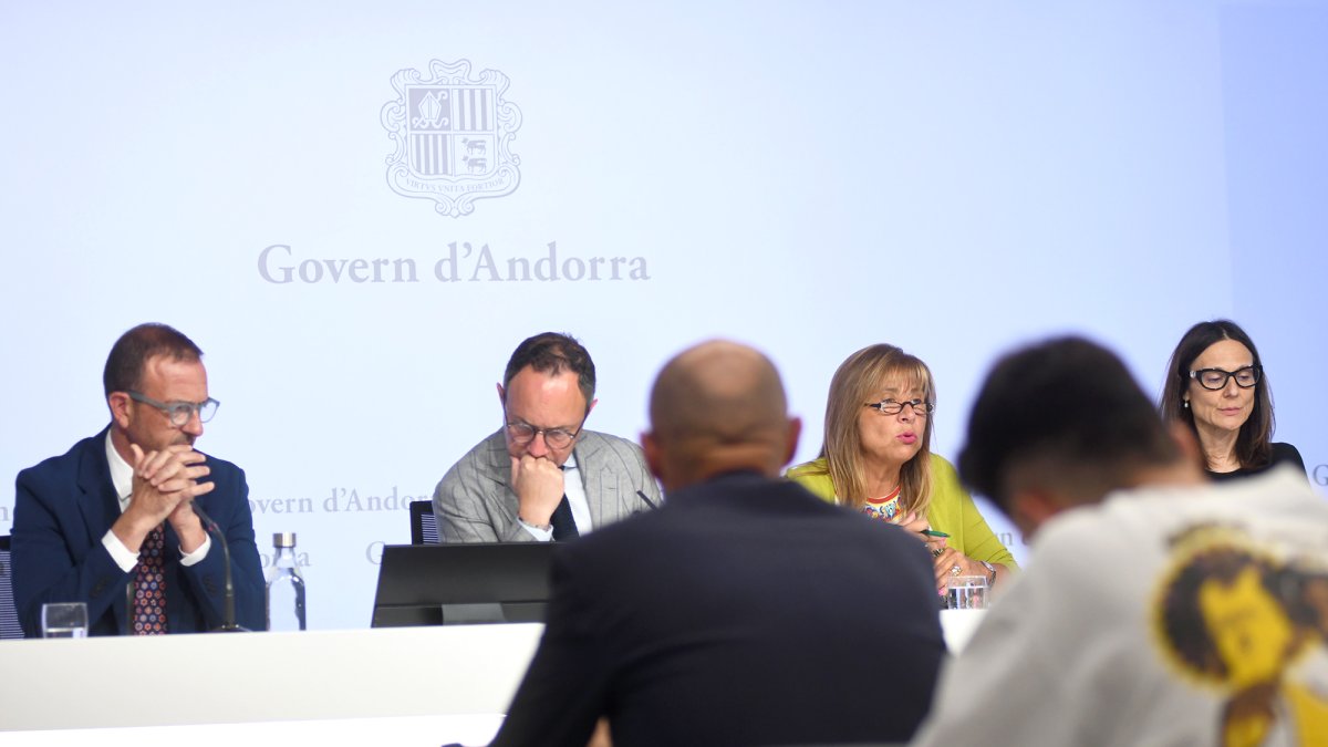 Torres, Espot, Marsol i Molné presentant ahir el document final de la llei.