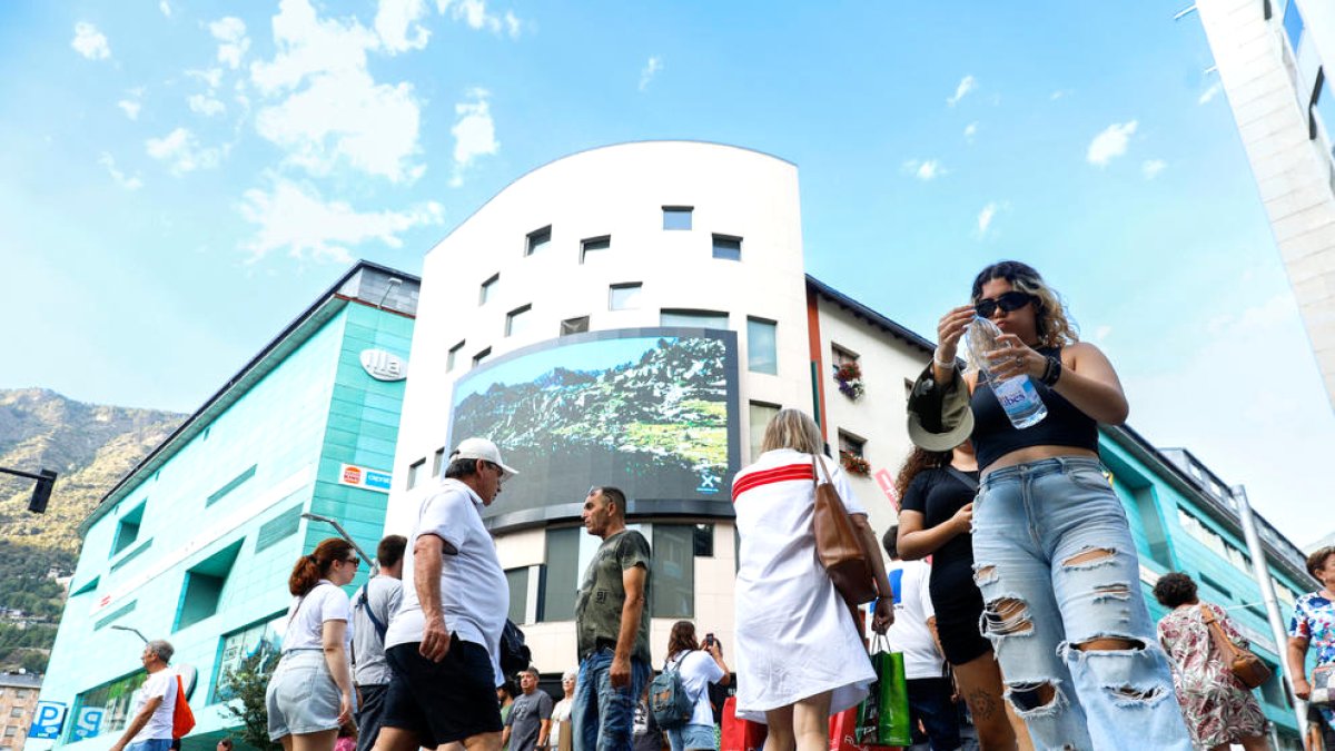 Turistes al carrer de la Unió.