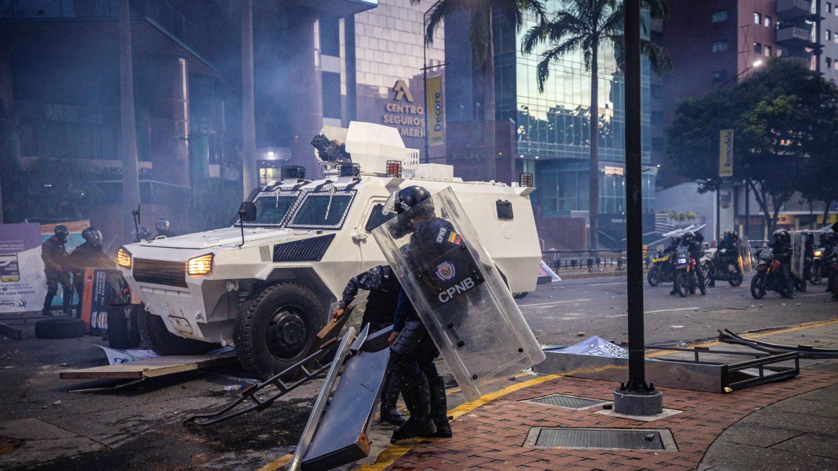 Un agent de policia a les protestes veneçolanes.