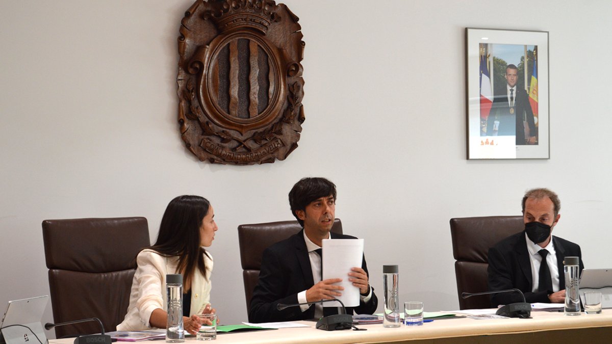 Olalla Losada i Sergi González durant la sessió del consell.