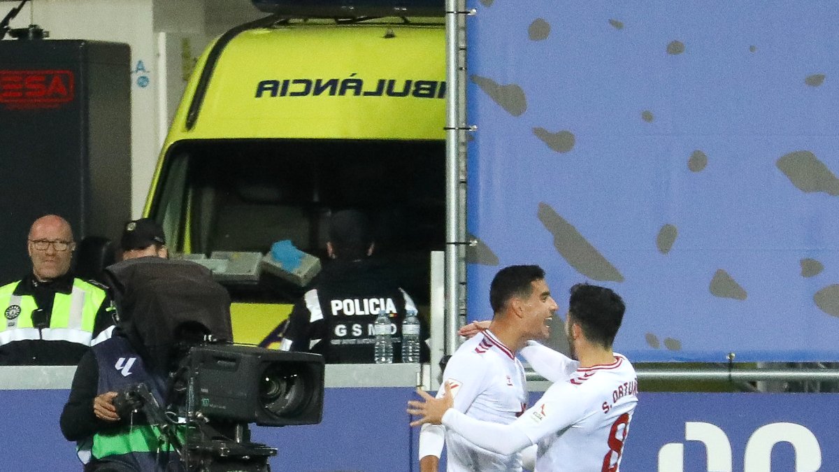 Clemente, a l’esquerra, celebrant un gol a l’Estadi Nacional.