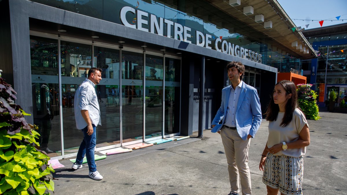 Els dos cònsols d’Andorra la Vella davant el Centre de Congressos.