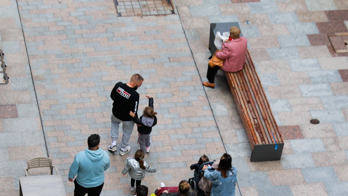 Diverses famílies amb infants passejant per la capital.