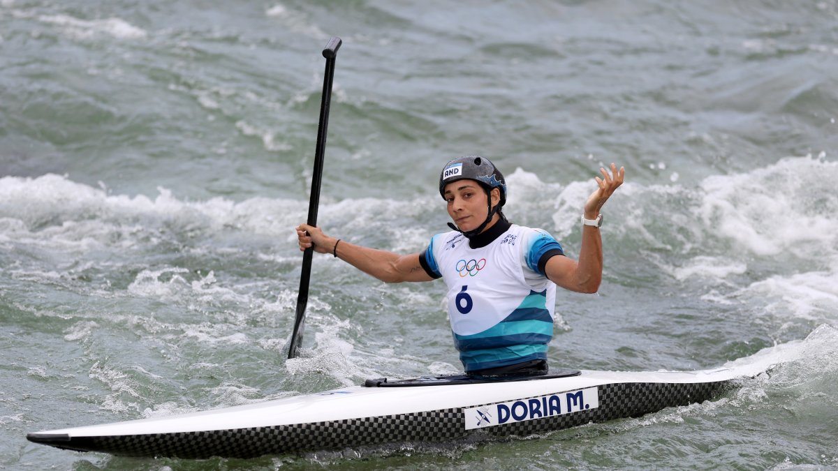 Mònica Doria es lamenta després de la competició de canoa.